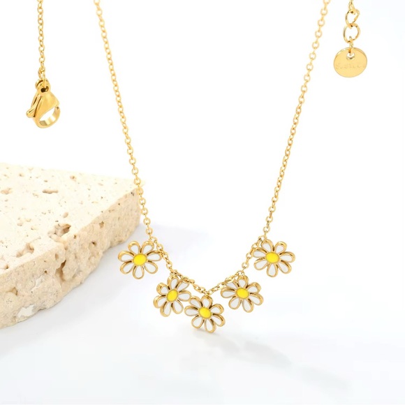 18K Gold Plated Stainless Steel Daisy Flower Necklace - Picture 4 of 5